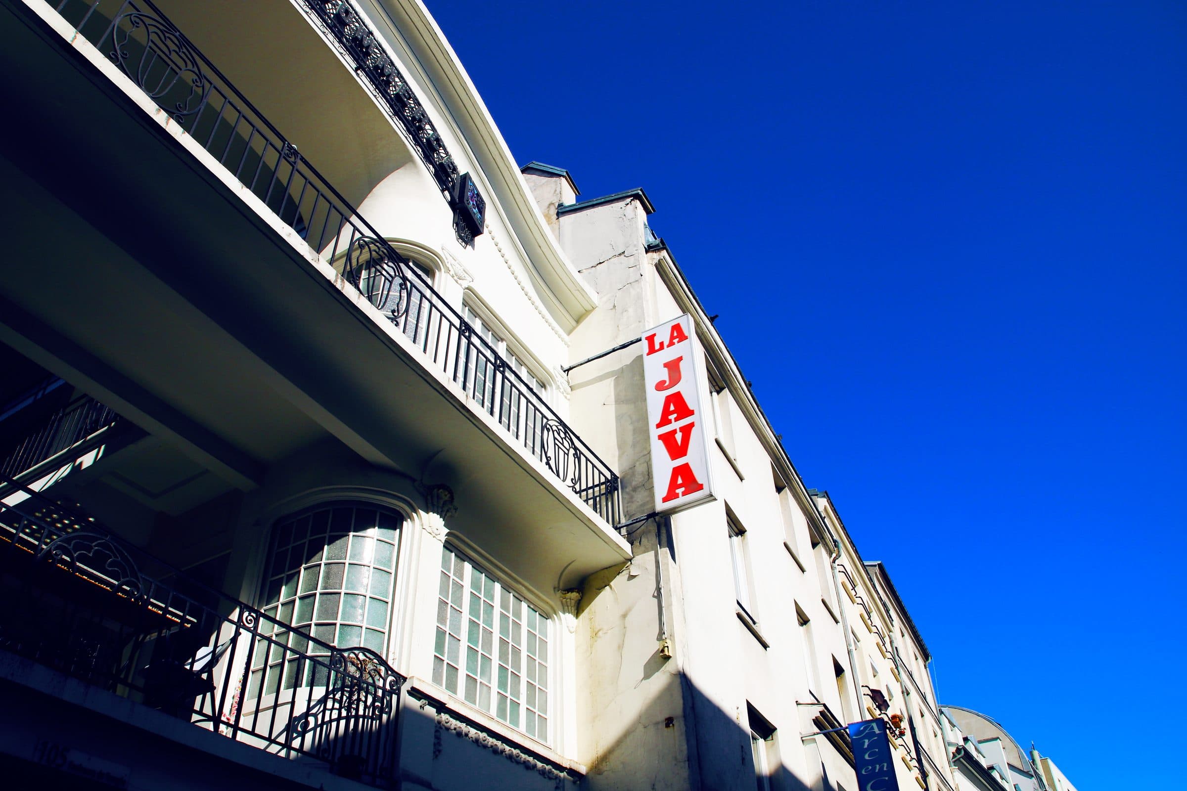 La Java — Le lieu, façade du Palais du Commerce